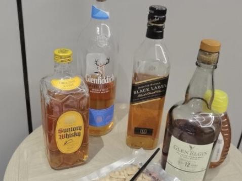 三得利这款角瓶威士忌是一款非常经典的威士忌，虽然是调和威士忌，但是它的口感香气一点，不输单一麦芽威士忌，作为入门者的品尝非常适合，香气口感都特别柔和，性价比高。