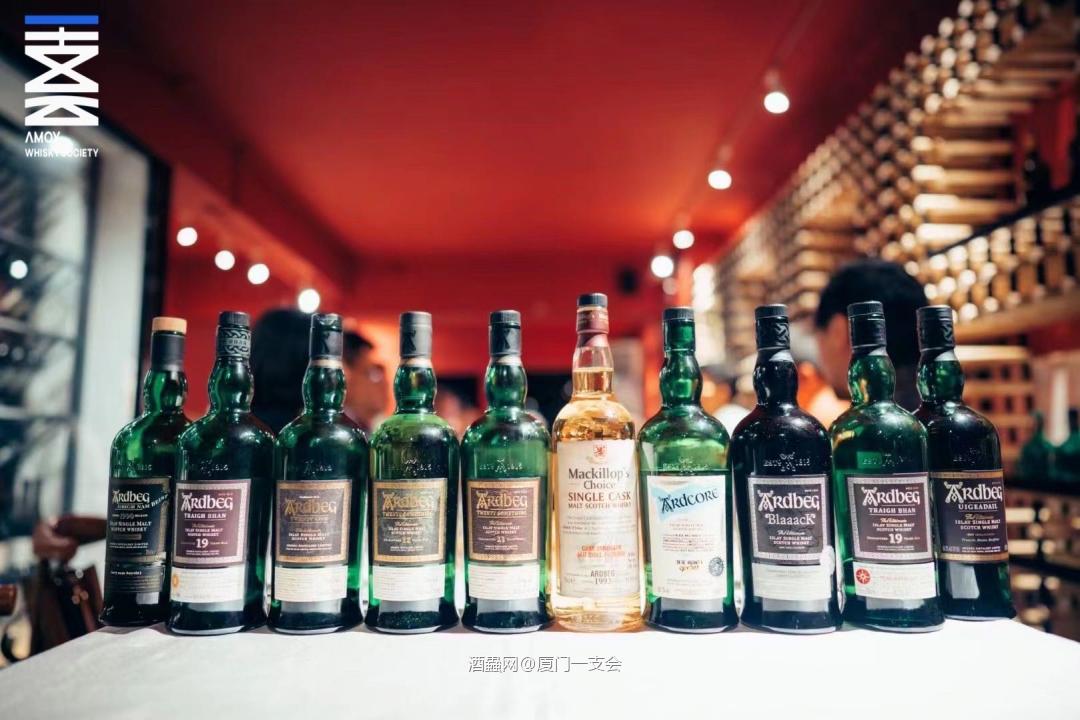 不知不觉厦门一支会已经成立一周年了，感谢各位酒鬼的分享与支持，让大家可以相聚于厦门在短短一年时间里一起品鉴如此之多的精彩酒款！！！这一年在大家的支持下，我们举办了20+大大小小的品鉴活动，从最开始的一支会分享，到后来威士忌主题的垂直品鉴，再到品牌方的深入讲解分享以及盲品评分活动，在大家举杯共饮中不断精进，旨在为各位群友带来一场场有趣且有深度的品鉴活动。期待明年与更多威士忌爱好者一起分享好酒
