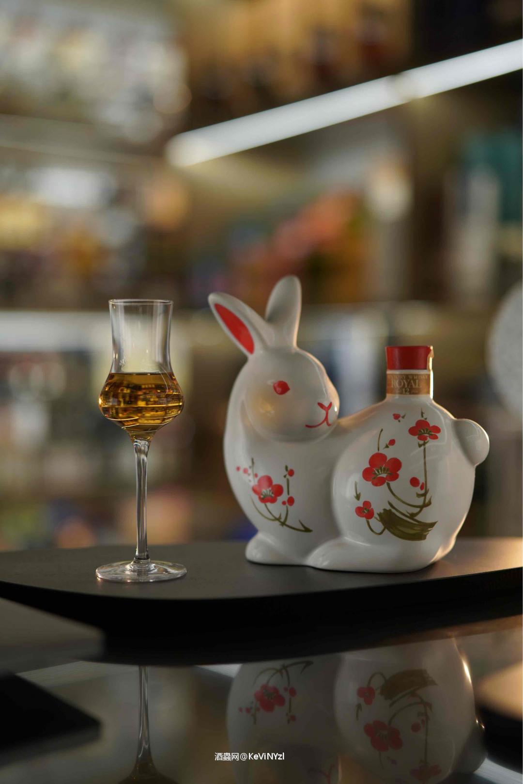 我与旧事归于尽,来年依旧迎花开,烟火起,照人间,举杯敬此年。