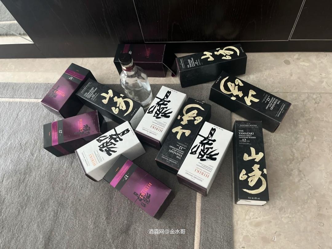 一堆空瓶空盒子