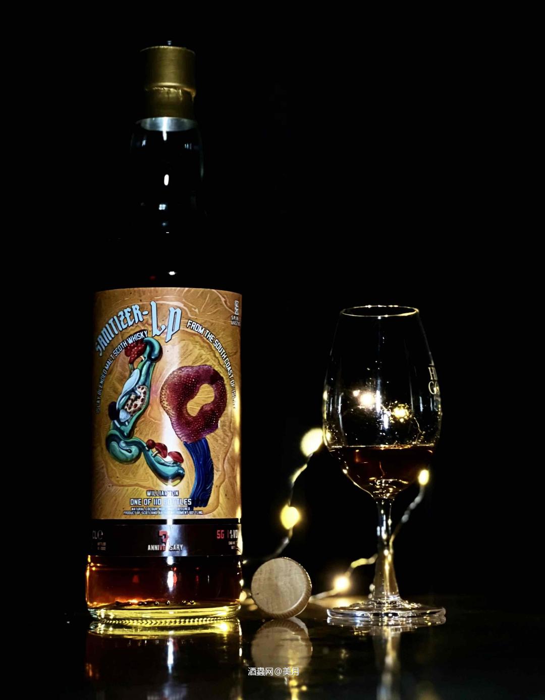 皮革烟草 肉欲狂野 荷尔蒙的错觉 直白、纵情、热烈、绵延 寒夜篝火燃尽的一点点温 明知不可以却还是欲罢不能 一丝丝执念