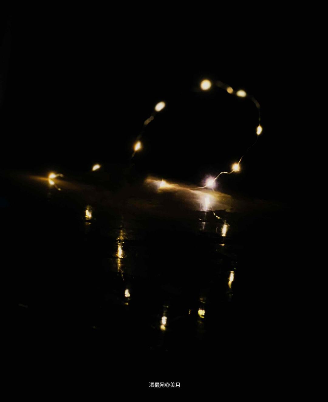 皮革烟草 肉欲狂野 荷尔蒙的错觉 直白、纵情、热烈、绵延 寒夜篝火燃尽的一点点温 明知不可以却还是欲罢不能 一丝丝执念