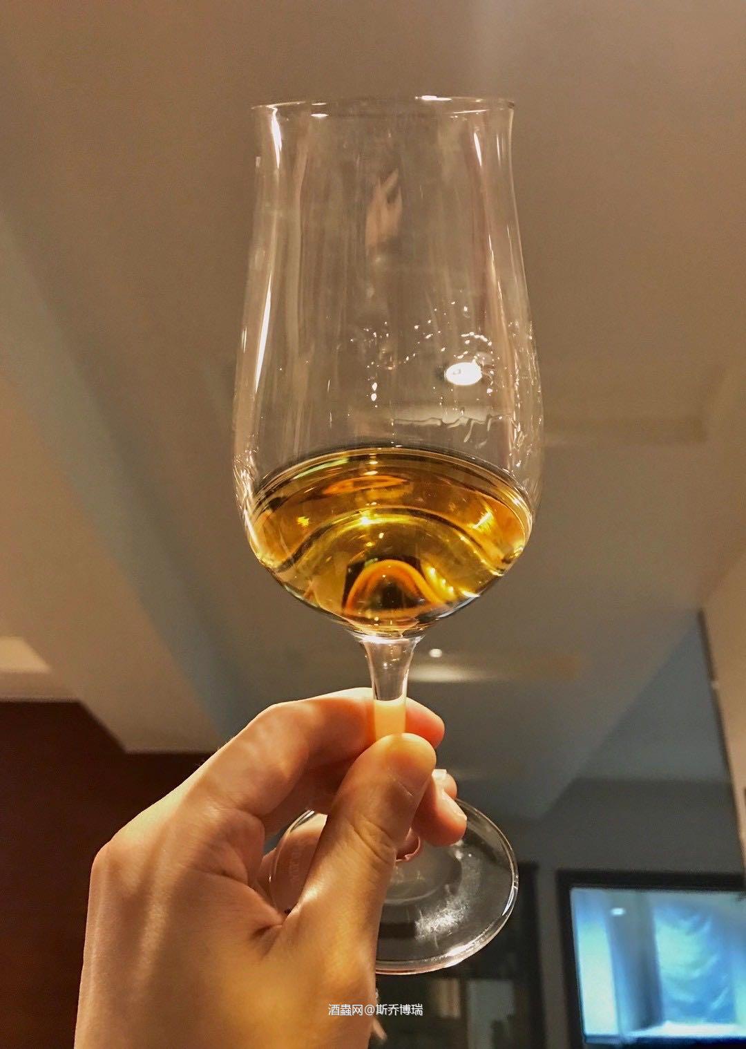 爱这一口泥煤<p class='p'/>#Ardbeg 1990野兽之地#<p class='p'/>感谢天哥慷…