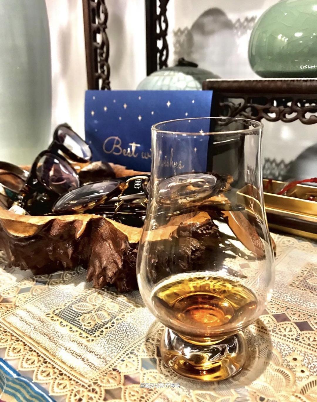 这是一口800的凤凰…细细的嗅，emmmmm，浓郁的金钱的味…