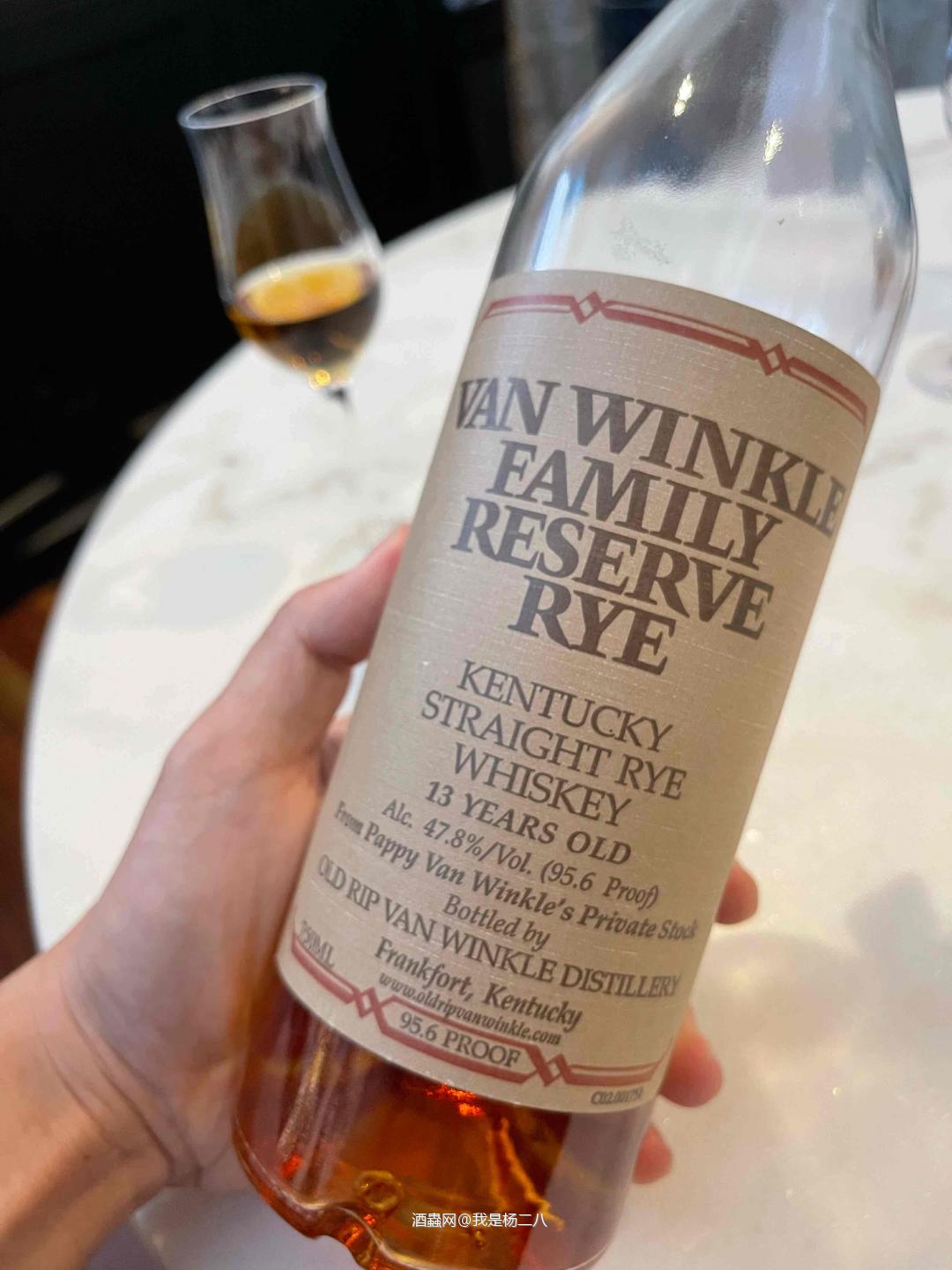 今日继续Pappy，品鉴一款13年的范温克黑麦，整瓶一万五的样子。闻香还是很优秀，复杂又满满的热带水果。该死，种下的草，怕是回不去波兰顿金了。