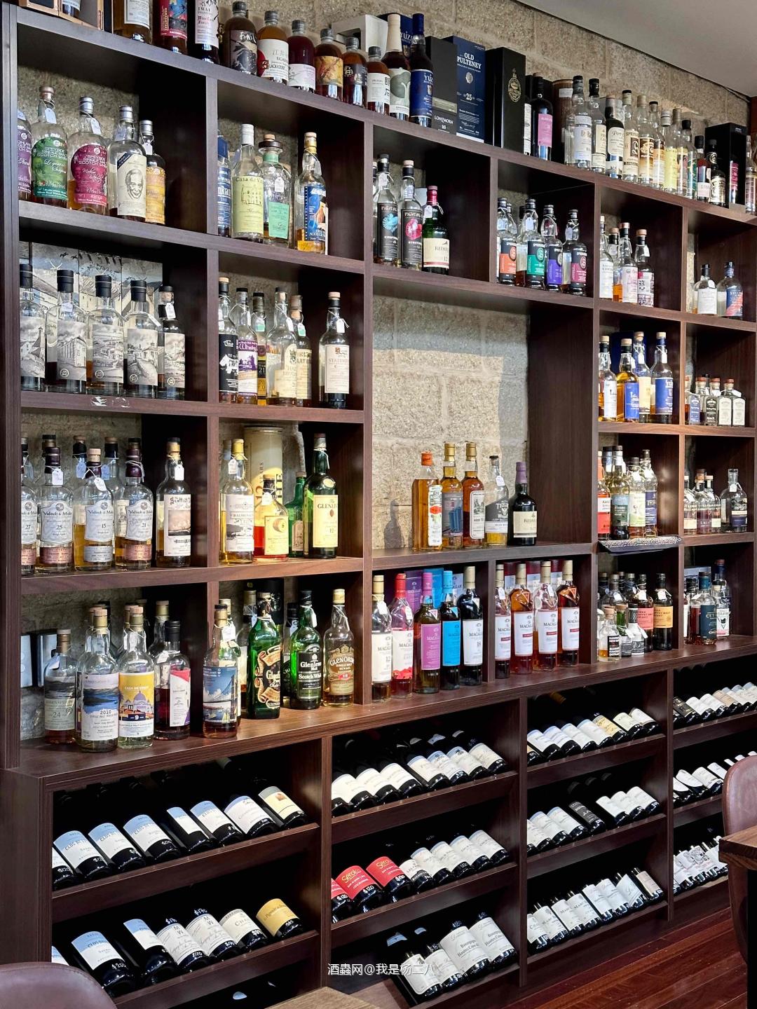 打卡墨尔本的Casa De Vinos， 见识到相当有份量的酒铺苏利文湾组合， 很喜欢这里的文化氛围和环境， 找个空闲， 定要回来坐下再喝两杯