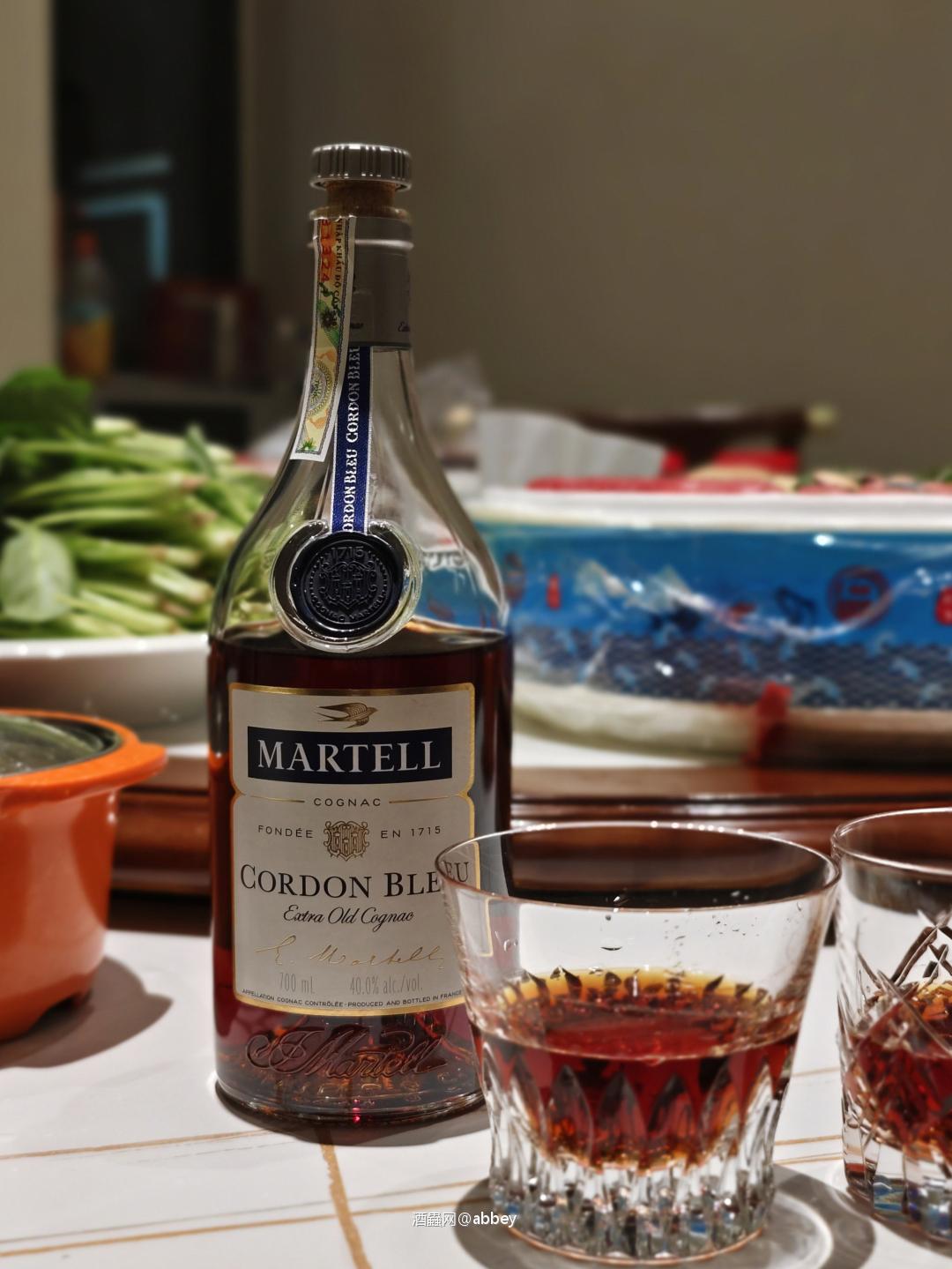 那瓶酒放在酒柜上显得很是寂寞