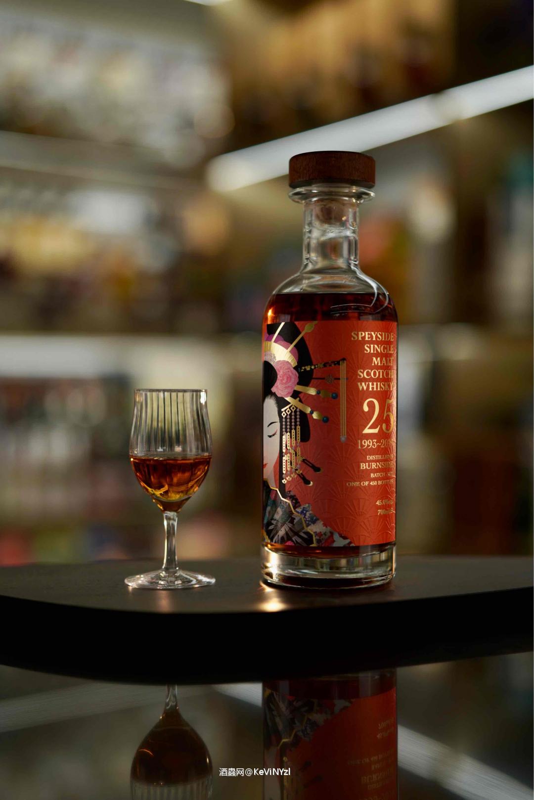 祗应春有意，偏与半妆红。