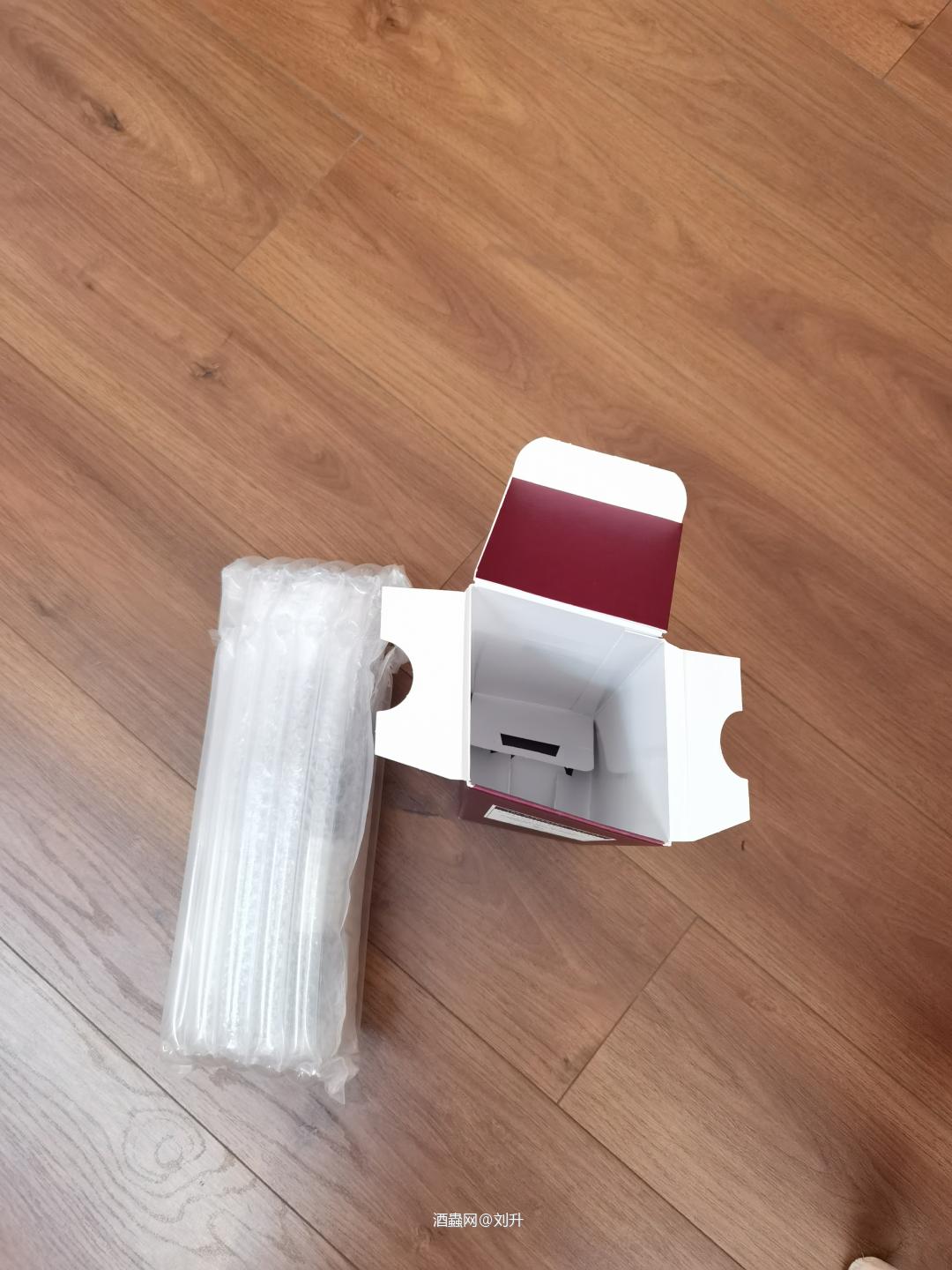 这期大拍，拍了瓶酒，包装盒又少了衬板，客服来沟通，还要我找相同的酒款二瓶来证明此酒包装是有衬板的，他说他那边的都没有<img src='https://sdata.whiskyworm.com/xcxpics/emoji_14.png' class='emoji' /><img src='https://sdata.whiskyworm.com/xcxpics/emoji_14.png' class='emoji' /><img src='https://sdata.whiskyworm.com/xcxpics/emoji_14.png' class='emoji' />。大家都是爱酒之人，有没有你不清楚就敢上拍啊。