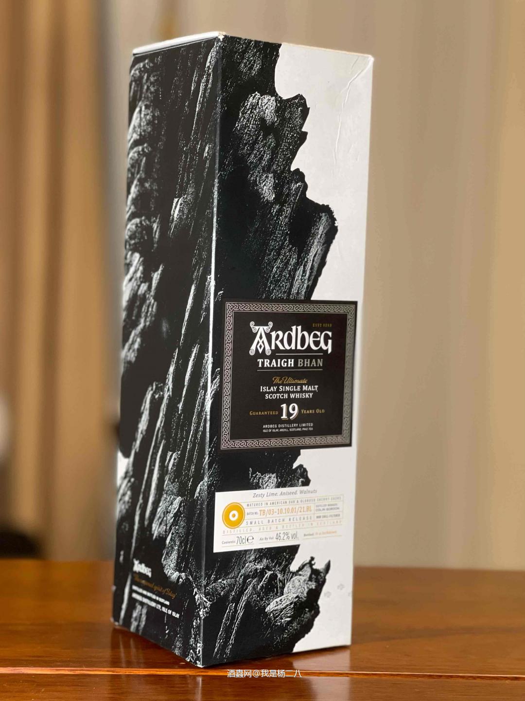 今天喝一下鸣沙第三版。泥煤的香气里杂着清新果味，可以分辨出的高级和层次。酒体很平衡，完全压制住仅有一丝的苦辣，从舌尖到喉腔，温热脉动。余香袅袅，甘爽留白，满是回味。