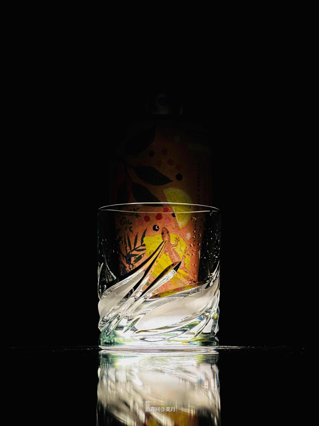 迷人的杜松子，新鲜的草本香气，余味悠长而轻盈，如沐清风的山间原野🍃用一杯酒的单纯，去忘却世间的复杂。 恰如微醺