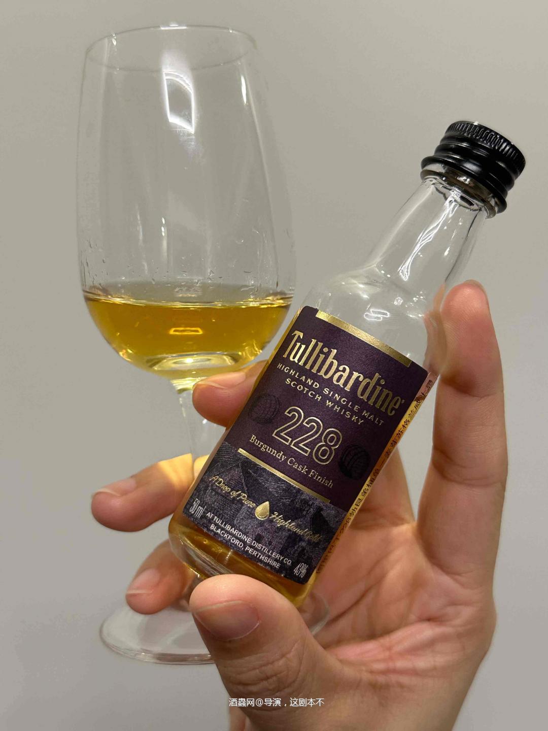 酒液：浅金色<p class='p'/>闻香：闻香比较封闭，开始只有泉水的凛冽甘香，细…