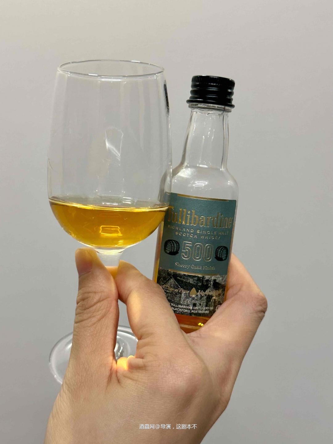 酒液：深金色。<p class='p'/>闻香：丰富的香草奶油味，是波本的基底，中间伴…