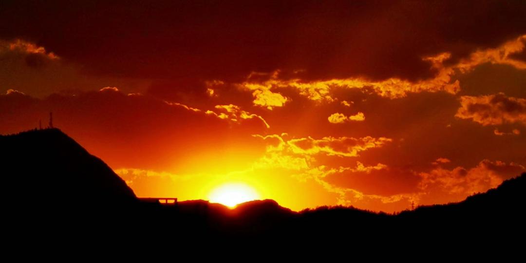 太阳落山调杯酒