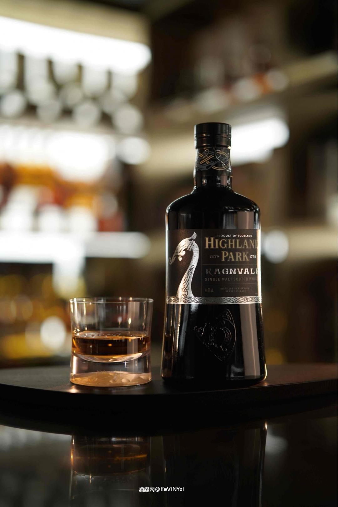 夜幕低垂，白云之上。 龙应该藏在云里…