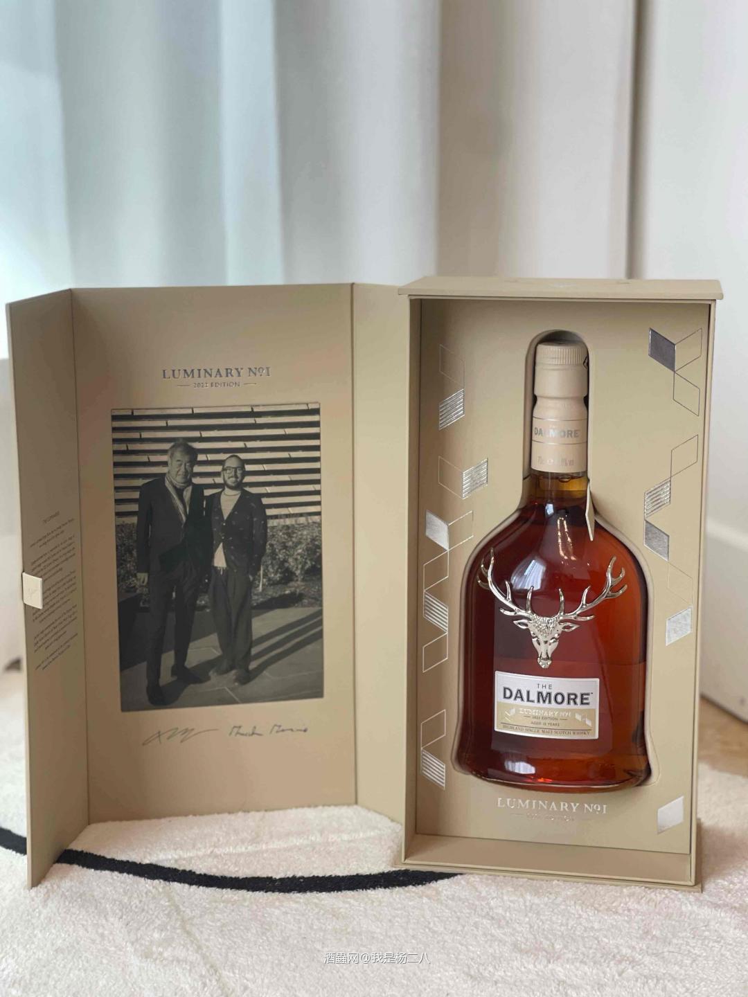 大摩算是我的入门酒了，以前home party常常开瓶15年。标准的苏威，易于纯饮，酒标鹿角闪闪，喝完插花也是好看的。这次免税新品筑光大师首发，酒盒的设计很有水平，剁手，谁让我颜控呢～