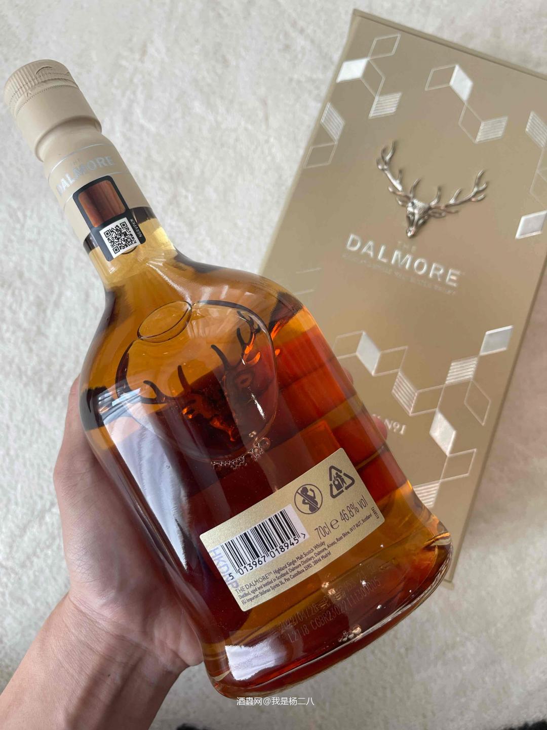 大摩算是我的入门酒了，以前home party常常开瓶15年。标准的苏威，易于纯饮，酒标鹿角闪闪，喝完插花也是好看的。这次免税新品筑光大师首发，酒盒的设计很有水平，剁手，谁让我颜控呢～