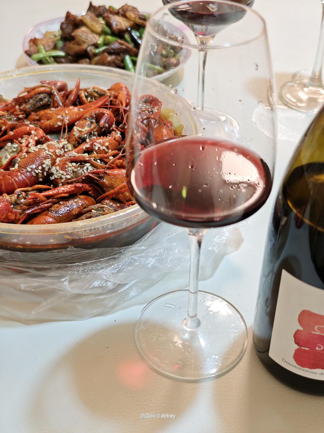 红酒配小龙虾