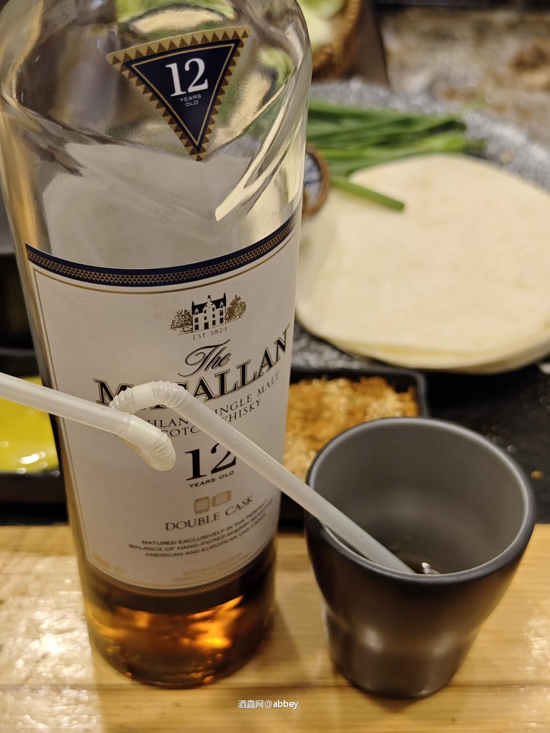 因为两只手要剥虾，所以酒杯插了吸管