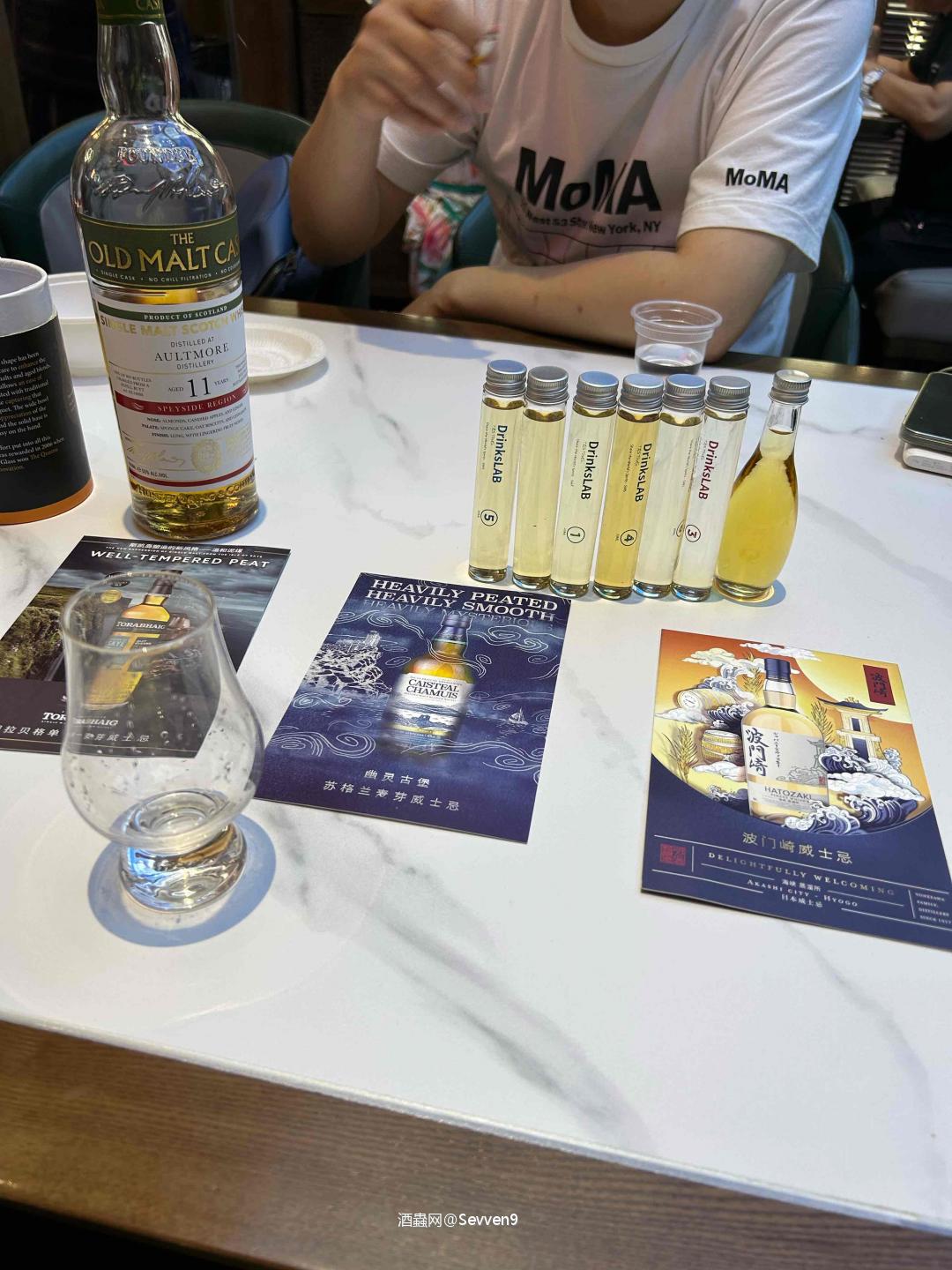 1号初闻即是泥煤，甜水，酒精压制好，2号喝起来第一感觉像调和…