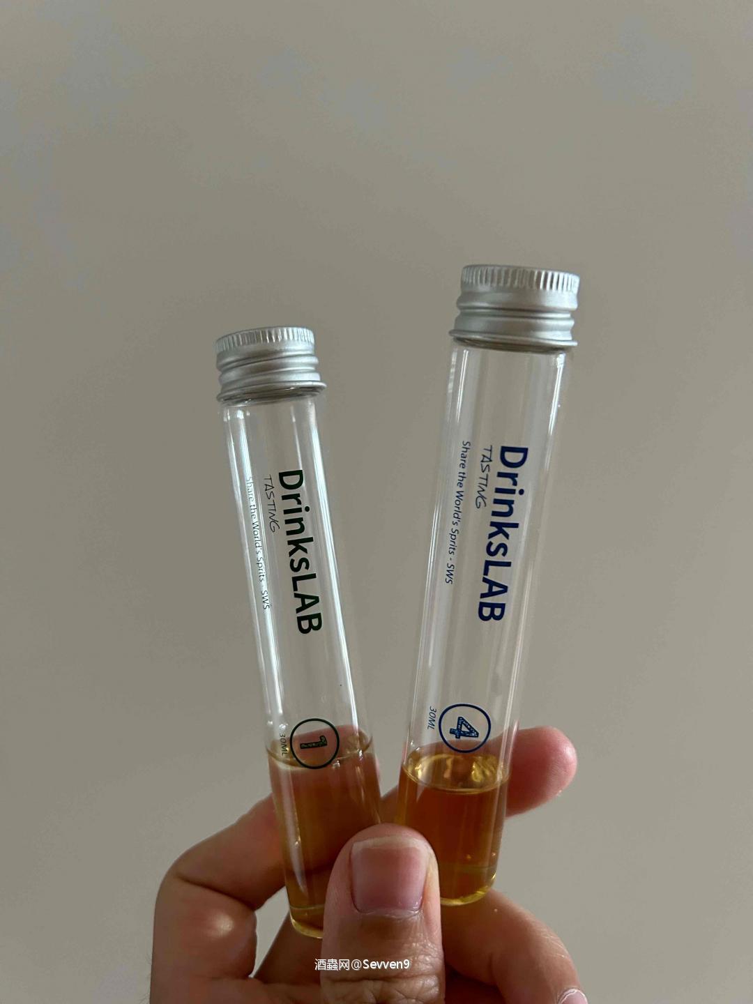 1号初闻即是泥煤,甜水,酒精压制好,2号喝起来第一感觉像调和…