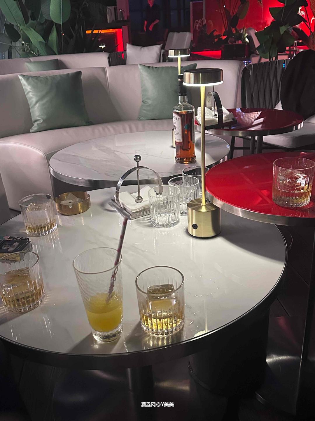 以前去酒吧做小座一下只会点甜甜的鸡尾酒🍹