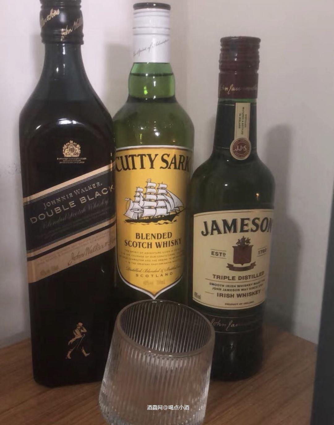 端午节在这里给大家带来一款性价比极高的口酿威士忌也接着这款酒的名字和酒标祝大家顺风顺水,一帆风顺,他就是我们今天的主角——顺风调和威士忌,60随便买得到。 顺风威士忌是一款轻柔的调和威士忌由两家谷物酒厂和40多家不同的苏格兰麦芽威士忌酒厂如果将 单一麦芽威士忌比喻为大师级音乐家那么混合威士忌就是一个完整的多重奏。酿造调合威士忌比单一麦芽威士忌涉及更多的系列、深度、复杂性和平衡等因素。