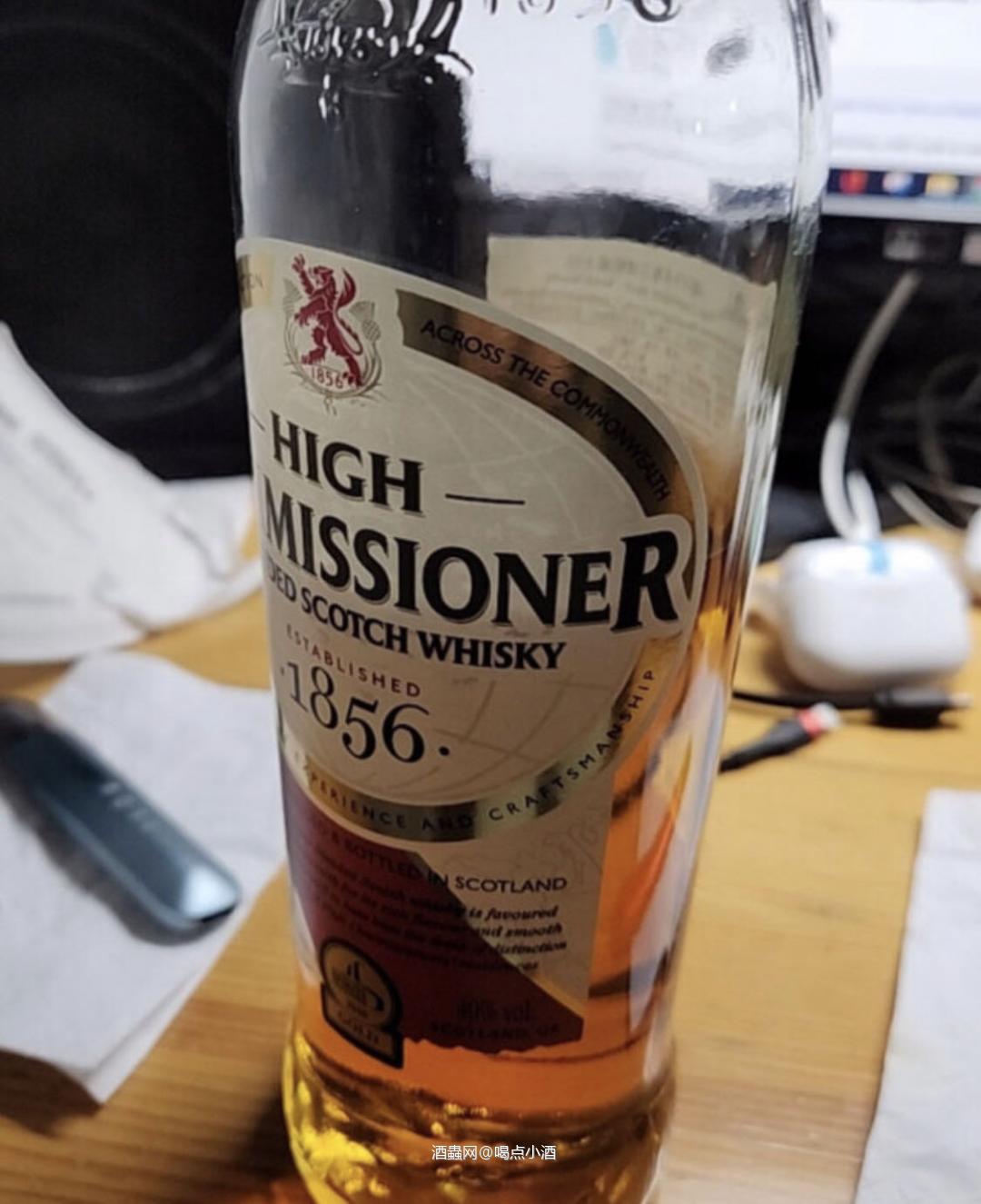 有这么一款威士忌卖着白菜的价格，却有着不错的品质。而且在国际大赛在屡获奖项。今天我们来聊聊这款来自罗曼湖集团旗下的——高司令纯麦调和威士忌💰50左左右右。 高司令是一款纯麦调和型威士忌，它始终坚持在罗曼湖岸边生产、原浆调和，来保留它的原始风味。其酿制过程之精细，令稍微了解一点的人都惊叹不已。首先，它需要用多种不同的单一麦芽威士忌混合，并在橡木桶中熟成3年以上，才能酿制出甜美顺滑且更适合大众的易饮口