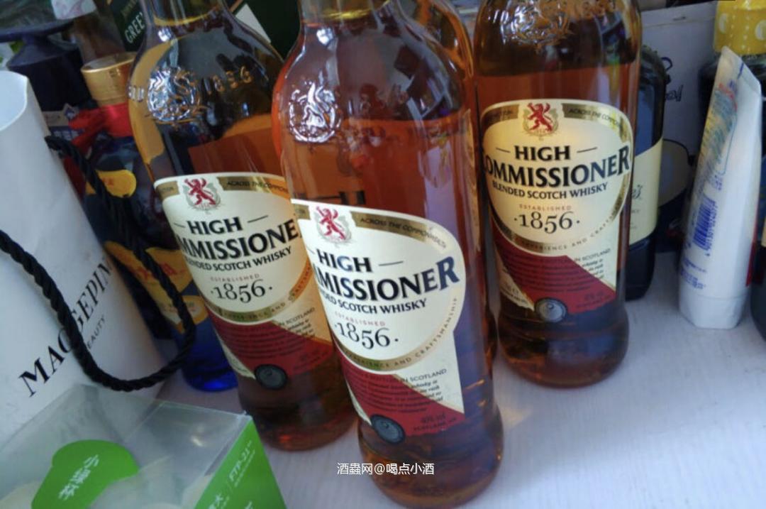 有这么一款威士忌卖着白菜的价格,却有着不错的品质。而且在国际大赛在屡获奖项。今天我们来聊聊这款来自罗曼湖集团旗下的——高司令纯麦调和威士忌💰50左左右右。 高司令是一款纯麦调和型威士忌,它始终坚持在罗曼湖岸边生产、原浆调和,来保留它的原始风味。其酿制过程之精细,令稍微了解一点的人都惊叹不已。首先,它需要用多种不同的单一麦芽威士忌混合,并在橡木桶中熟成3年以上,才能酿制出甜美顺滑且更适合大众的易饮口