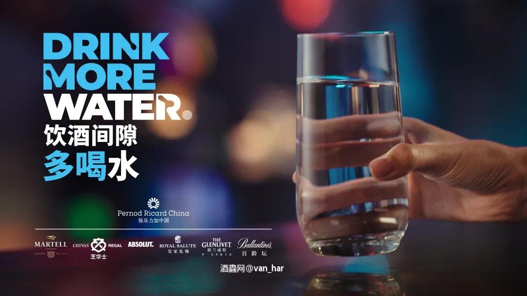天气热了 喝酒间隙多喝水