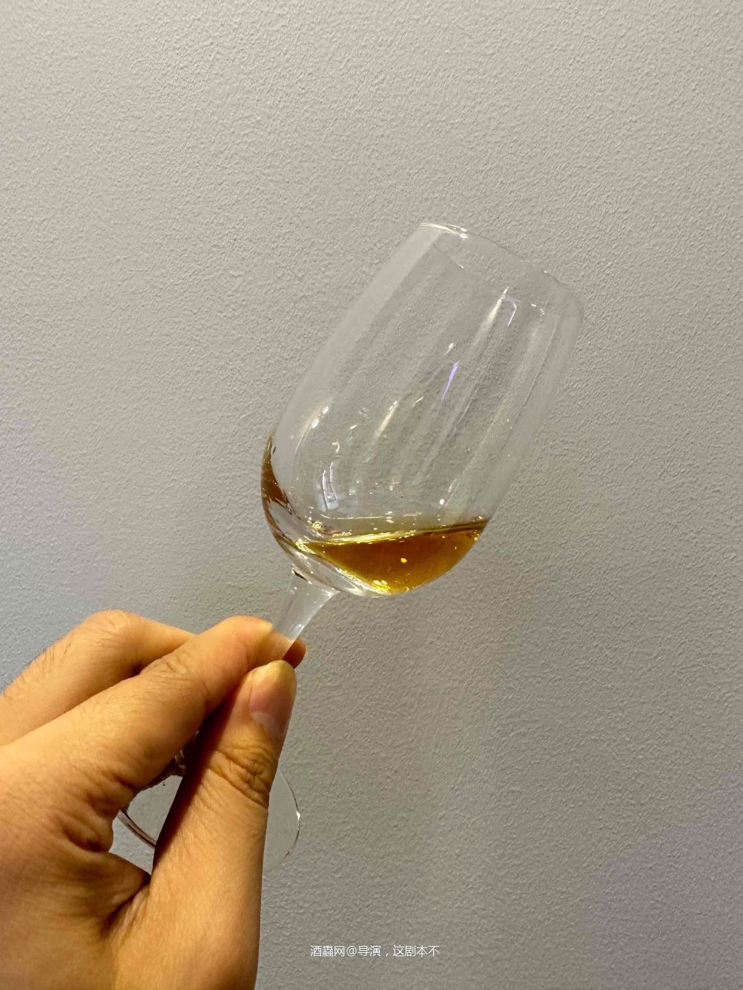 酒液:金黄<p class='p'/>闻香:主调还是波本桶的奶油,还是有较重的酒精感,…