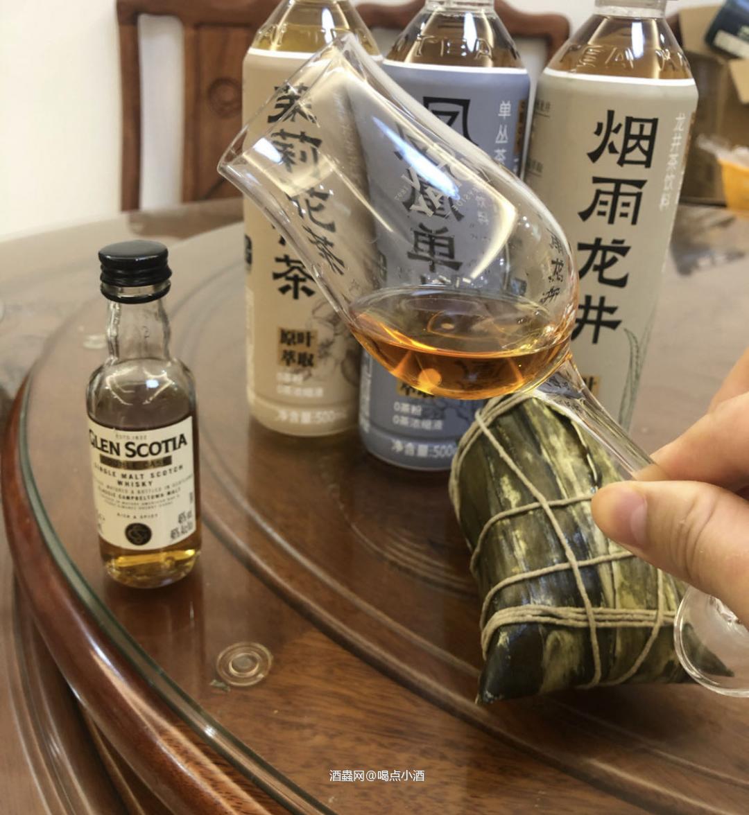 🥃今天的威士忌主角是格兰帝双桶。茶是在超市买的茶饮料😄都是0茶粉和0茶浓缩液的。茉莉花茶,凤凰单丛,烟雨龙井。 🥃色泽: 加了10ml茶饮料,颜色感觉反而深色一点,琥珀色的酒液。 🥃闻香: 淡淡的花香,茶香,奶油,太妃糖跟软糖,酒精感淡了一点。 🥃口感: 喝起来酒精感淡了很多,顺滑,有花香和淡淡的回甘,甘润,蜂蜜,奶油和淡淡的烟熏感。不错的体验,整体酒精感淡了很多,下次试一下只加5ml 🥃余韵:
