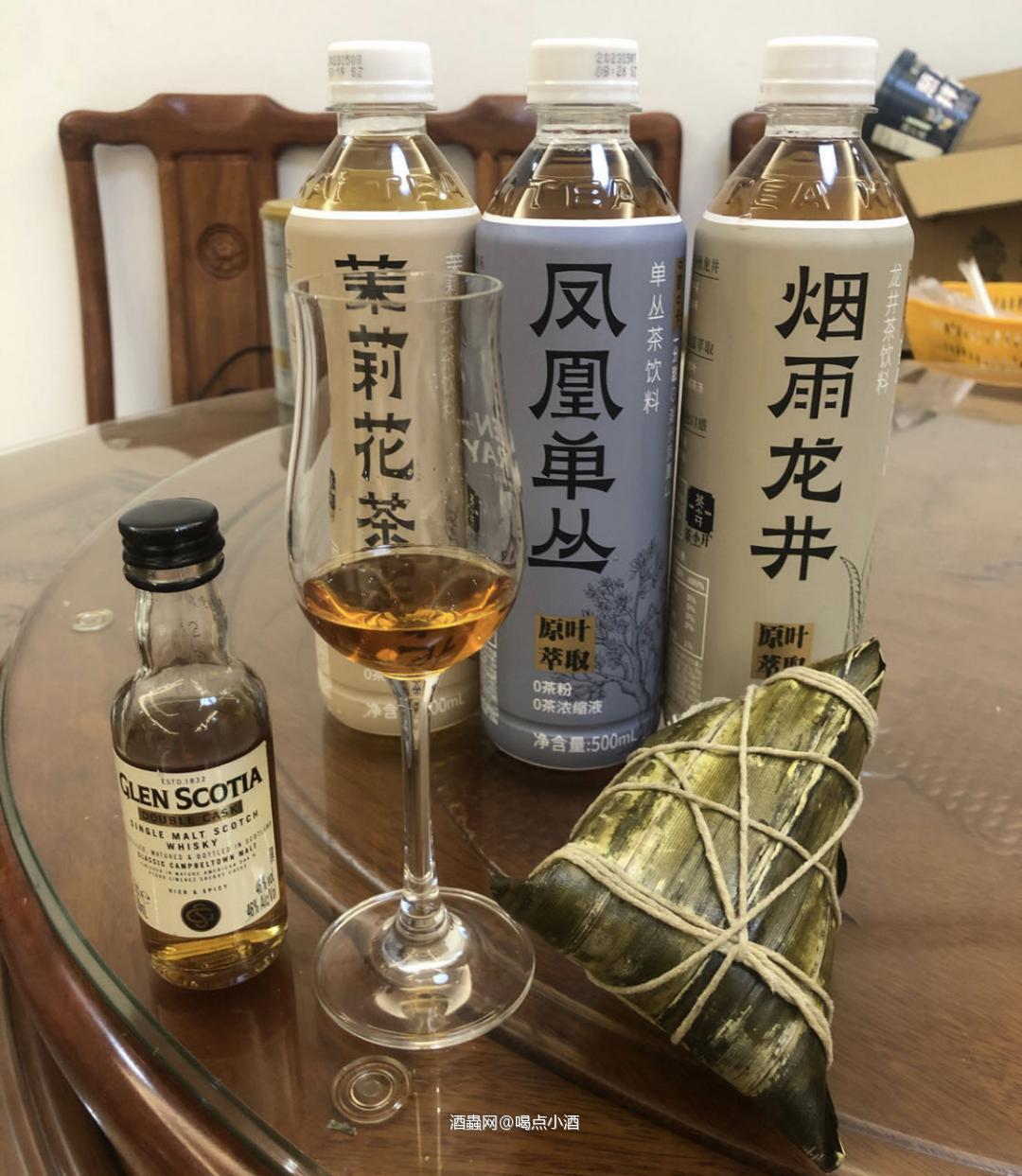 🥃今天的威士忌主角是格兰帝双桶。茶是在超市买的茶饮料😄都是0茶粉和0茶浓缩液的。茉莉花茶,凤凰单丛,烟雨龙井。 🥃色泽: 加了10ml茶饮料,颜色感觉反而深色一点,琥珀色的酒液。 🥃闻香: 淡淡的花香,茶香,奶油,太妃糖跟软糖,酒精感淡了一点。 🥃口感: 喝起来酒精感淡了很多,顺滑,有花香和淡淡的回甘,甘润,蜂蜜,奶油和淡淡的烟熏感。不错的体验,整体酒精感淡了很多,下次试一下只加5ml 🥃余韵: