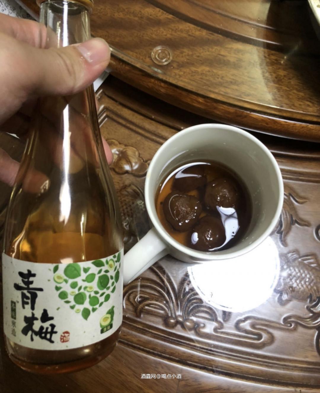 好久好久没喝青梅酒了。今晚开一直好久之前买的本味寒造青梅酒。搭配今晚的牛肉丸火锅和盐焗鸡 说起这款本味寒造大家可能都会比较陌生,但是他们的老板在广东地区大家肯定不会陌生,他就是出自九江双蒸米酒的新生品牌。