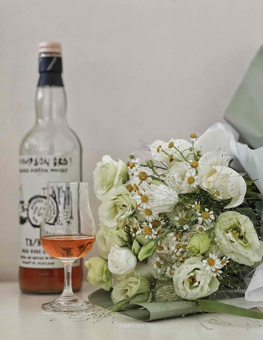 花要常香,酒要常喝🥃 一束浪漫 一杯微醺 永远追逐 永远炽热 花瓣凋零前的一刻 也要极致的浪漫💐🥃