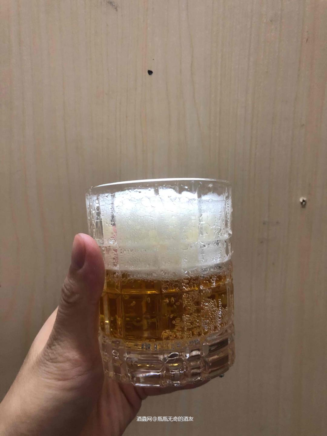 性价比不错，4块钱一罐，泡沫非常浓密，麦芽香味持久。很清爽的一款酒，性价比很高的