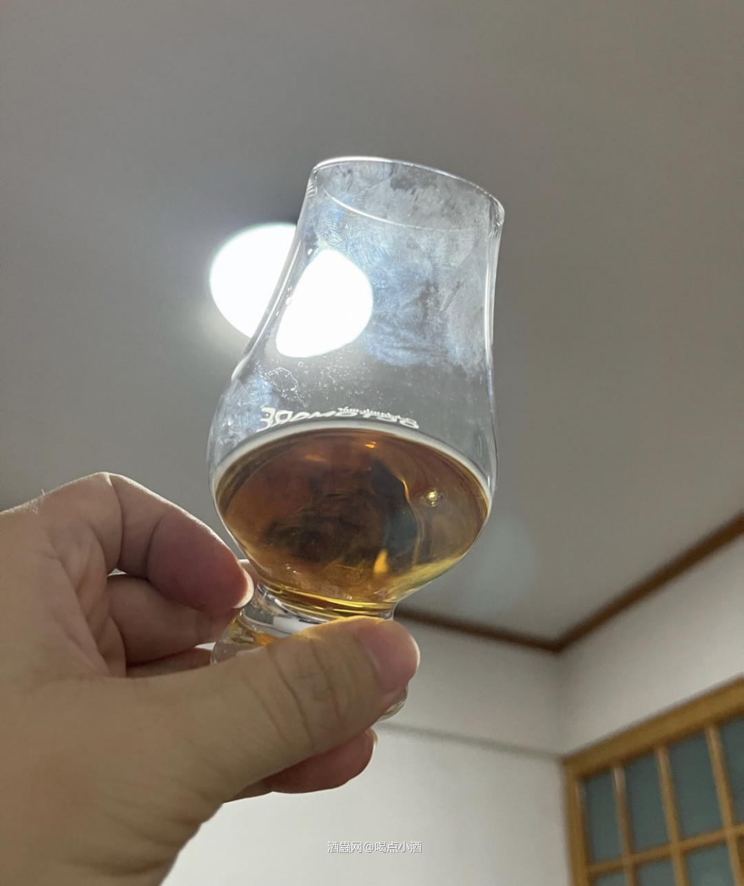 酒厂：Glentauchers 装瓶商：Gordon & MacPhail (GM) 装瓶系列：Connoisseurs Choice - Cask Strength 蒸餾年：14.06.1995 装瓶：18.05.2021 年份：25 年 桶型：First fill sherry butt 酒精度：57.0 % Vol. 颜色：琥珀色 闻香：酒精质感中上，樱桃，肉桂，烟丝，木质调。 口感