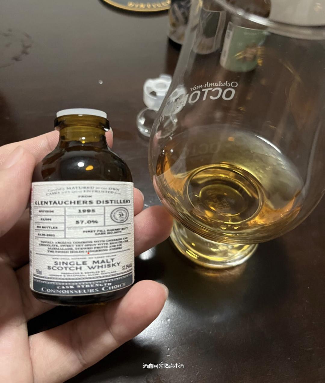 酒厂：Glentauchers 装瓶商：Gordon & MacPhail (GM) 装瓶系列：Connoisseurs Choice - Cask Strength 蒸餾年：14.06.1995 装瓶：18.05.2021 年份：25 年 桶型：First fill sherry butt 酒精度：57.0 % Vol. 颜色：琥珀色 闻香：酒精质感中上，樱桃，肉桂，烟丝，木质调。 口感