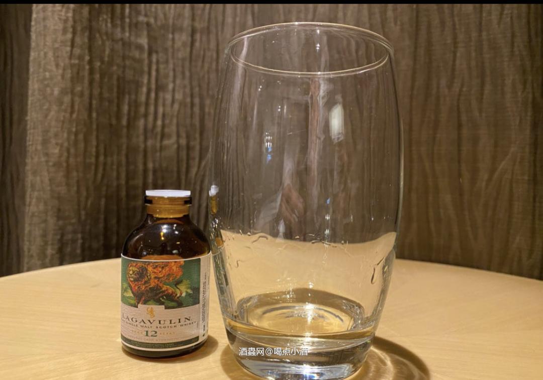 Lagavulin 12 yo, Special release 2021, 'the Lion's Fire', ABV 56.5% 观色：淡金，类 似 白葡萄酒色，再填桶 闻香：矿物，泥煤，谷物香甜 入口：泥煤烟熏，海盐，先甜后咸，尾段非常咸！ 尾韵：咸味继续，收口感觉明显，苦感。