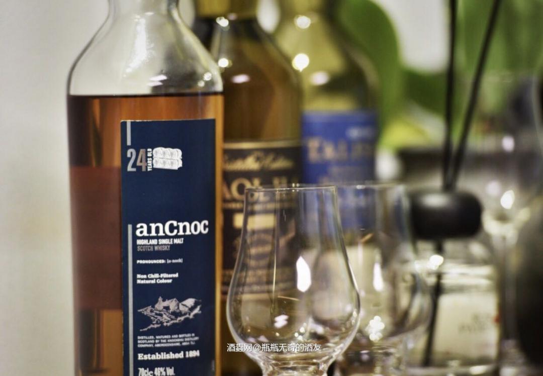 【安努克anCnoc 24yo】 🥃color:很诱人的日落金色,未染色。 🥃body:油脂感重 🥃nose:香草太妃糖、香辛料、柠檬汁和橙子皮油 🥃palate:入口是一种并不谄媚的甜,香辛料和水果味非常丰富。焦糖、葡萄干、蜜渍柠檬的酸甜交织、表层装点着刚擦好的柠檬皮碎和薄荷叶的蛋糕。酒在浓郁和清新之间达到了极佳的平衡,让人愉悦。