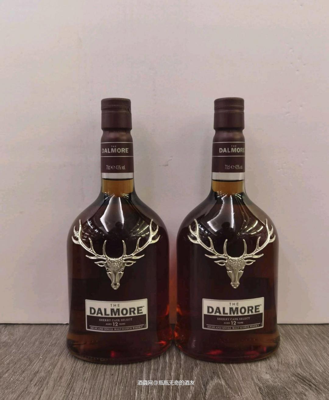 12年雪莉桶威士忌是来自苏格兰Dalmore酒厂的一款非常受欢迎的单一麦芽威士忌。作为Dalmore酒厂的经典款式之一，它采用了长时间的陈年和精选的雪莉桶来制造，为其注入了丰富的层次感和口感。下面是关于Dalmore 12年雪莉桶威士忌的更详细介绍。 在酿造方面，Dalmore 12年雪莉桶威士忌使用高品质的苏格兰大麦芽并采用了传统的聚苯乙烯处理萃取（PSEM）工艺。这种酿造工艺可以帮助消除麦芽中
