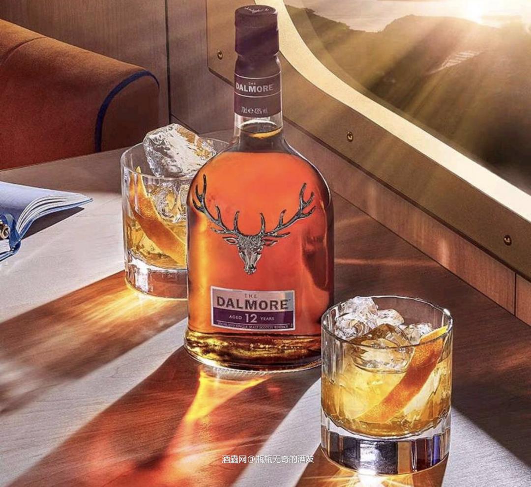 12年雪莉桶威士忌是来自苏格兰Dalmore酒厂的一款非常受欢迎的单一麦芽威士忌。作为Dalmore酒厂的经典款式之一，它采用了长时间的陈年和精选的雪莉桶来制造，为其注入了丰富的层次感和口感。下面是关于Dalmore 12年雪莉桶威士忌的更详细介绍。 在酿造方面，Dalmore 12年雪莉桶威士忌使用高品质的苏格兰大麦芽并采用了传统的聚苯乙烯处理萃取（PSEM）工艺。这种酿造工艺可以帮助消除麦芽中
