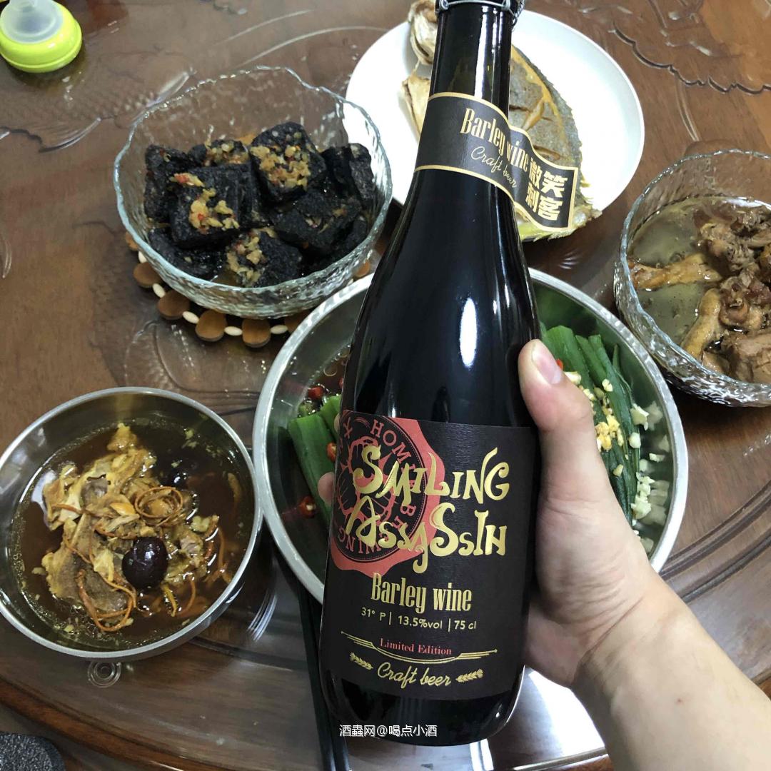 今晚给大家分享一下这款晚上开【微笑刺客】 这是这个夏天为止喝过醉鼎的大麦烈性艾尔啤酒了。原料:大麦麦芽，小麦麦芽，特种麦芽，啤酒花，酵母，原麦汁浓度31°P 酒精度:›13.5% vol 国际苦度:22IBU 产地:中国·重庆。保质期:5年 。 🥃【微笑刺客】是一款问鼎中国精酿啤酒自然发酵超高酒精度的大麦烈性艾尔啤酒。精选来自全球的优质原料，在繁复的工艺与苛刻的品控要求下,每批酒的生产都历时