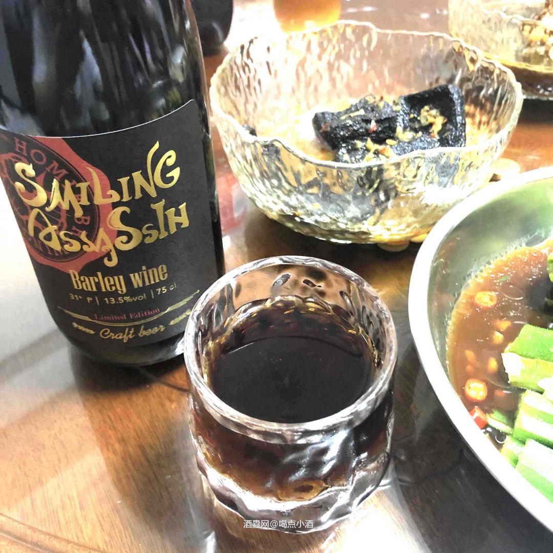 今晚给大家分享一下这款晚上开【微笑刺客】 这是这个夏天为止喝过醉鼎的大麦烈性艾尔啤酒了。原料:大麦麦芽，小麦麦芽，特种麦芽，啤酒花，酵母，原麦汁浓度31°P 酒精度:›13.5% vol 国际苦度:22IBU 产地:中国·重庆。保质期:5年 。 🥃【微笑刺客】是一款问鼎中国精酿啤酒自然发酵超高酒精度的大麦烈性艾尔啤酒。精选来自全球的优质原料，在繁复的工艺与苛刻的品控要求下,每批酒的生产都历时