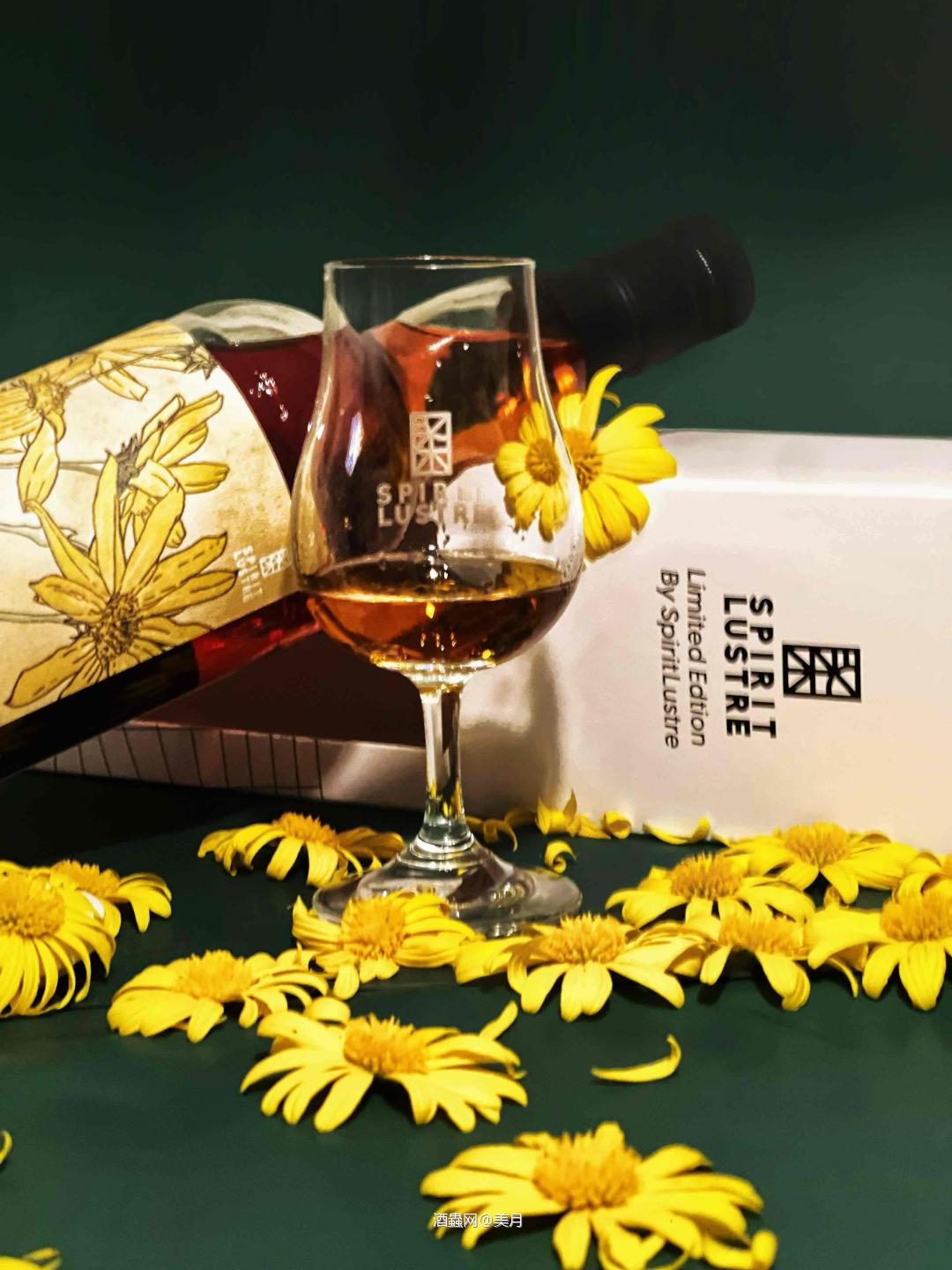 一人，一杯酒，下雨天，喝酒天🌧️🥃