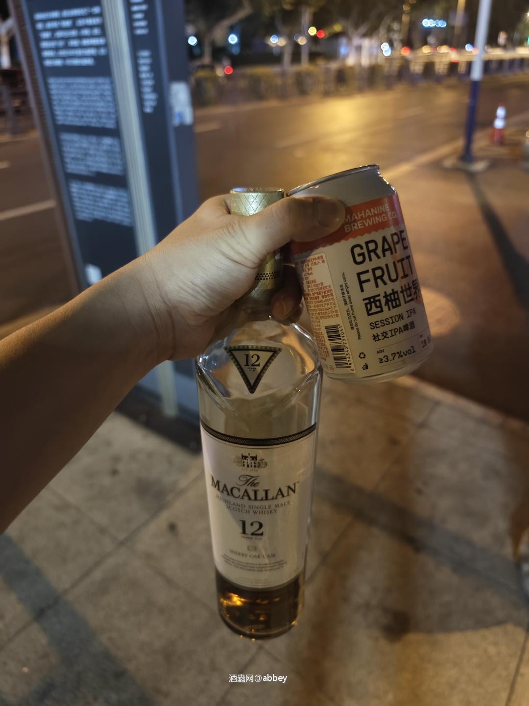 提着两瓶酒，在街上走一走