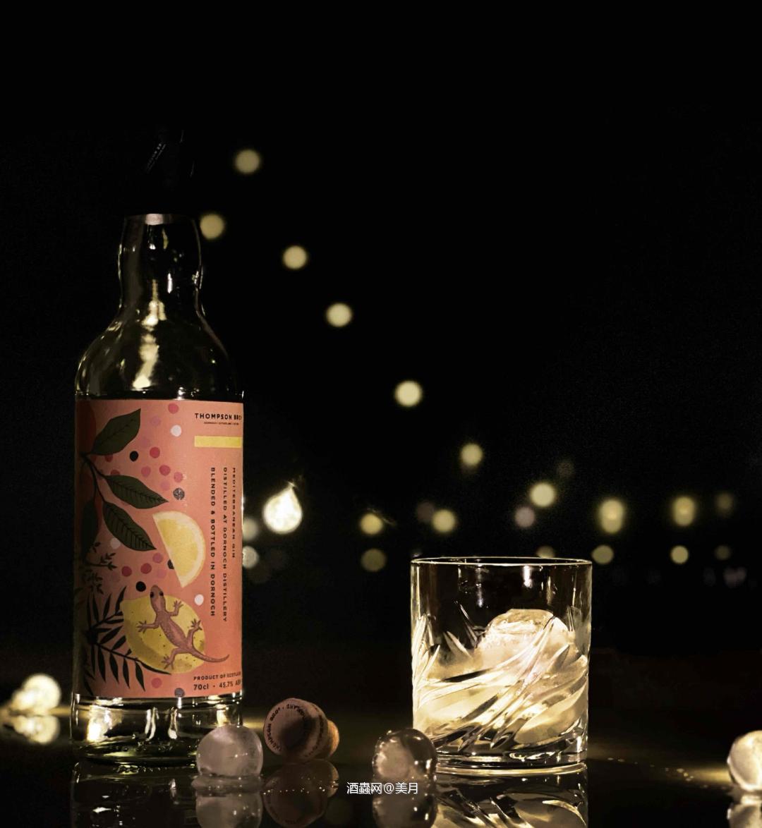 丰富的金酒芳香，加上冰块的清凉💦杜松子味浸满整个口腔，犹如置身雨后空谷🍃🍃更是夏夜里的一道白月光，静谧动人，倾泻不逝的时光。✨✨✨