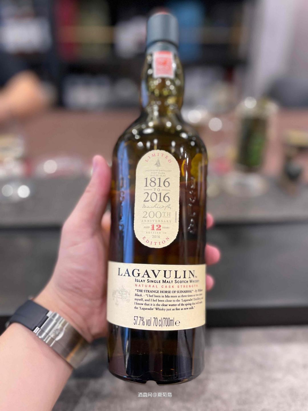 今天品嚐Lagavulin 200週年 12年CS 57.7% 煙燻泥煤太香太甜啦😄