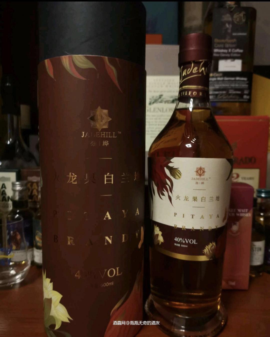 奇奇怪怪白兰地－－－火龙果白兰地 产自广东江门开平的一款水果白兰地 原料火龙果据介绍来自哥斯达黎加 火龙果实际上无论从香气还是口感都不会很强烈。在这款酒实际体验中也确实如此。