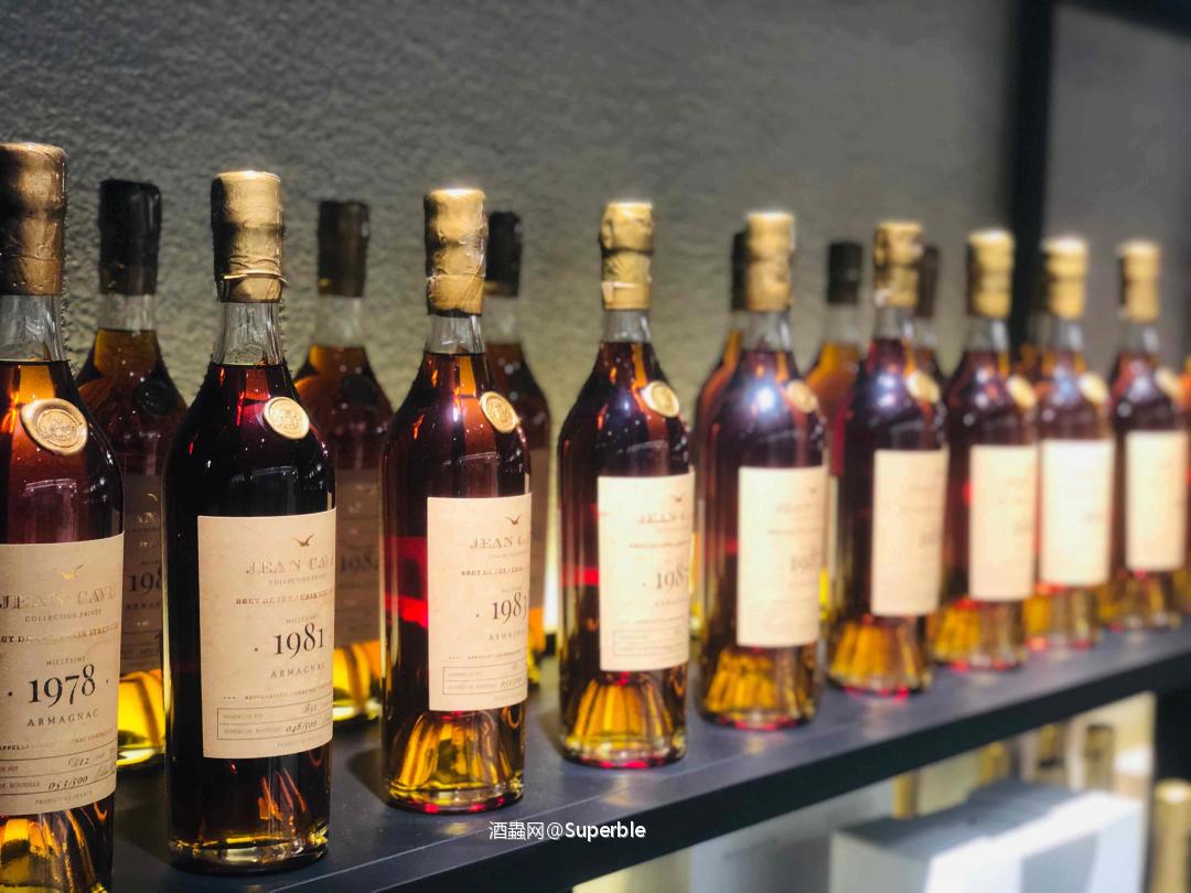 🥃白兰地摆柜也亮眼